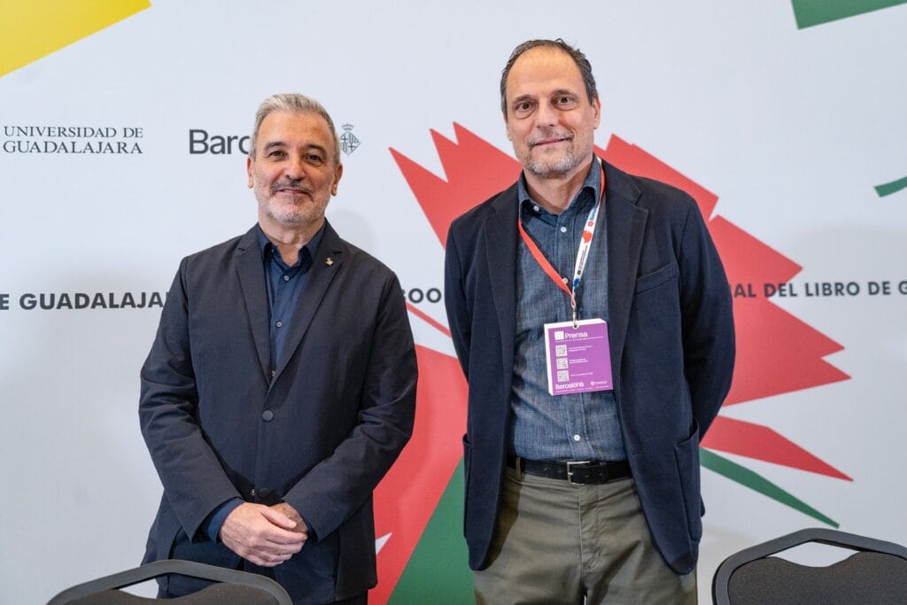 Collboni, alcalde de Barcelona, y Jan Martínez Ahrens, director del diario EL PAÍS, tras su charla de este sábado.