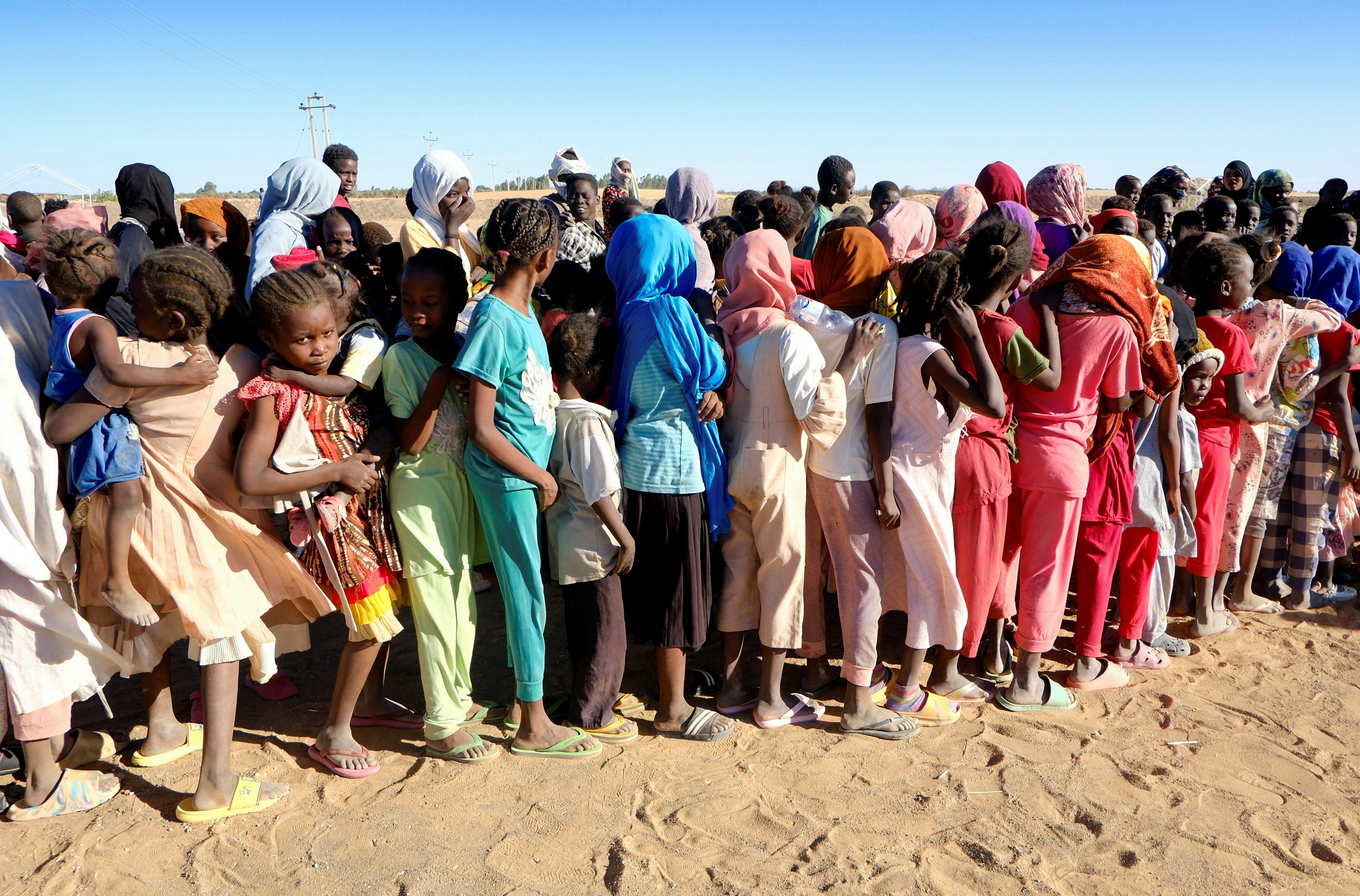 Niñas desplazadas esperan su turno para recibir ayuda, en un campamento de desplazados en Al-Dabbah (REUTERS/El Tayeb Siddig)