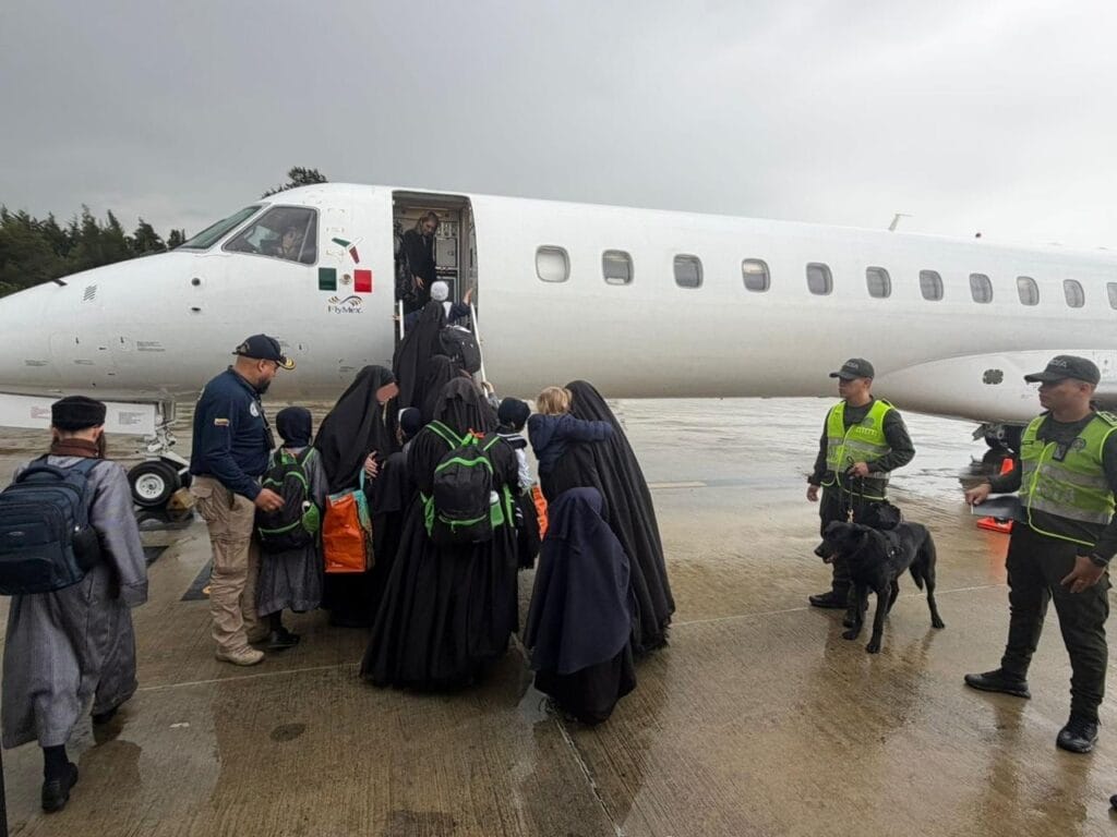 La expulsión de nueve adultos de la comunidad Lev Tahor de Colombia responde a una alerta internacional por riesgo para menores - crédito prensa Migración Colombia