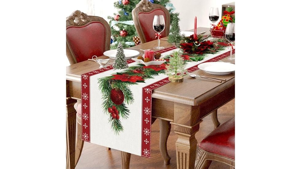 Camino de mesa con flores de pascua.