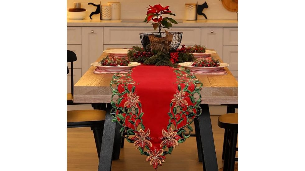 Camino de mesa rojo bordado.