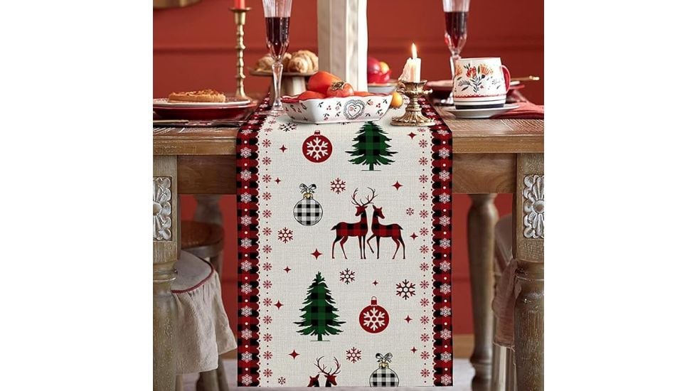 Camino de mesa con abetos y renos.