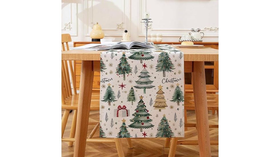 Camino de mesa con árboles de navidad.