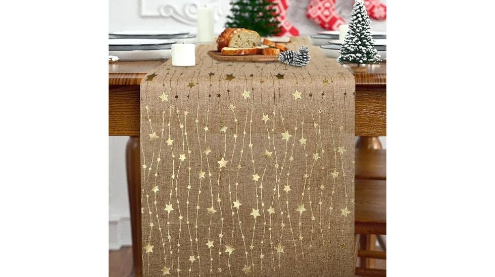 Camino mesa navideña estrellas doradas.