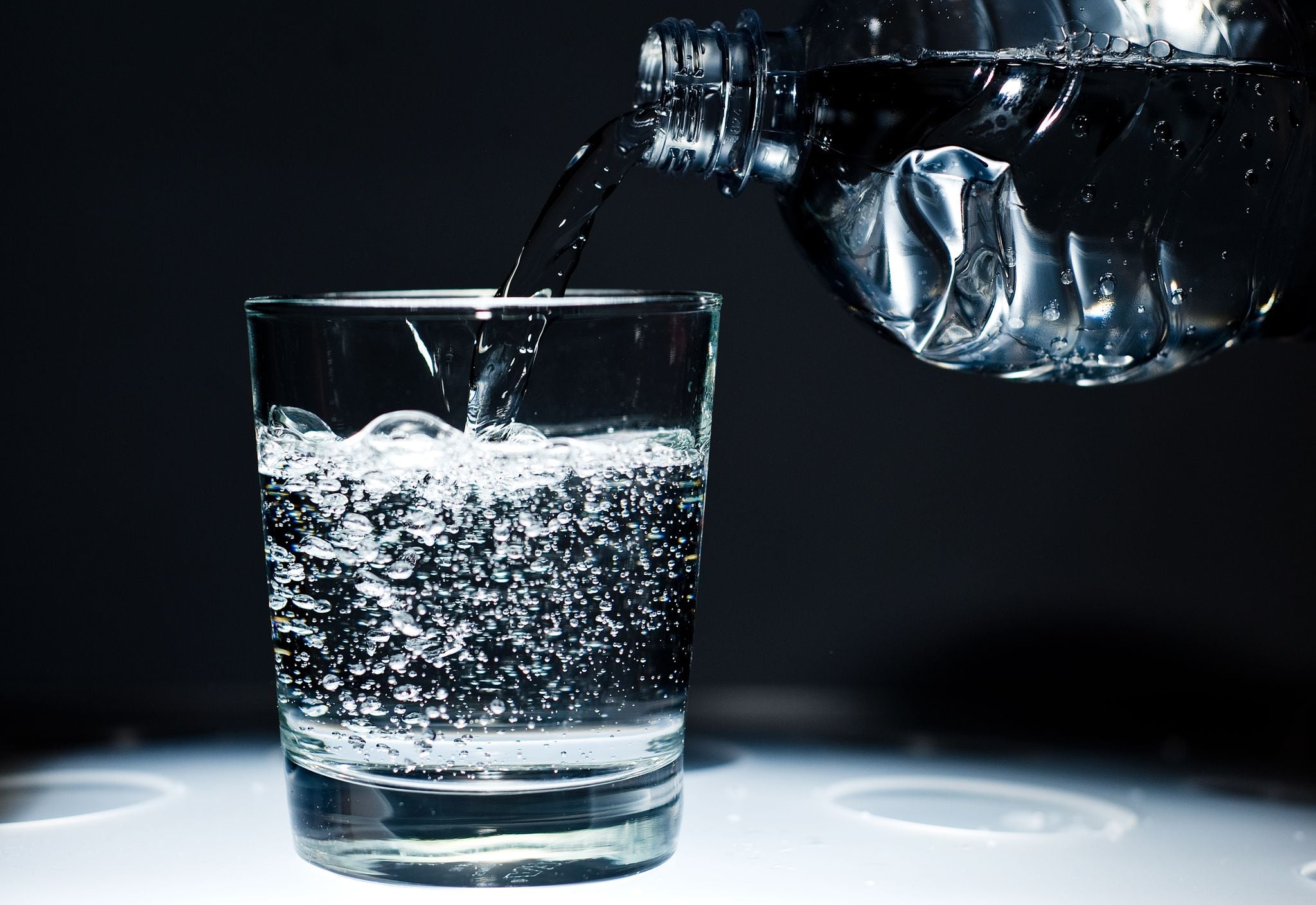 El exceso de sodio favorece la retención de líquidos y aumenta la presión arterial, además aumenta el riesgo de daño hepático a largo plazo. Foto: Christoph Schmidt/dpa