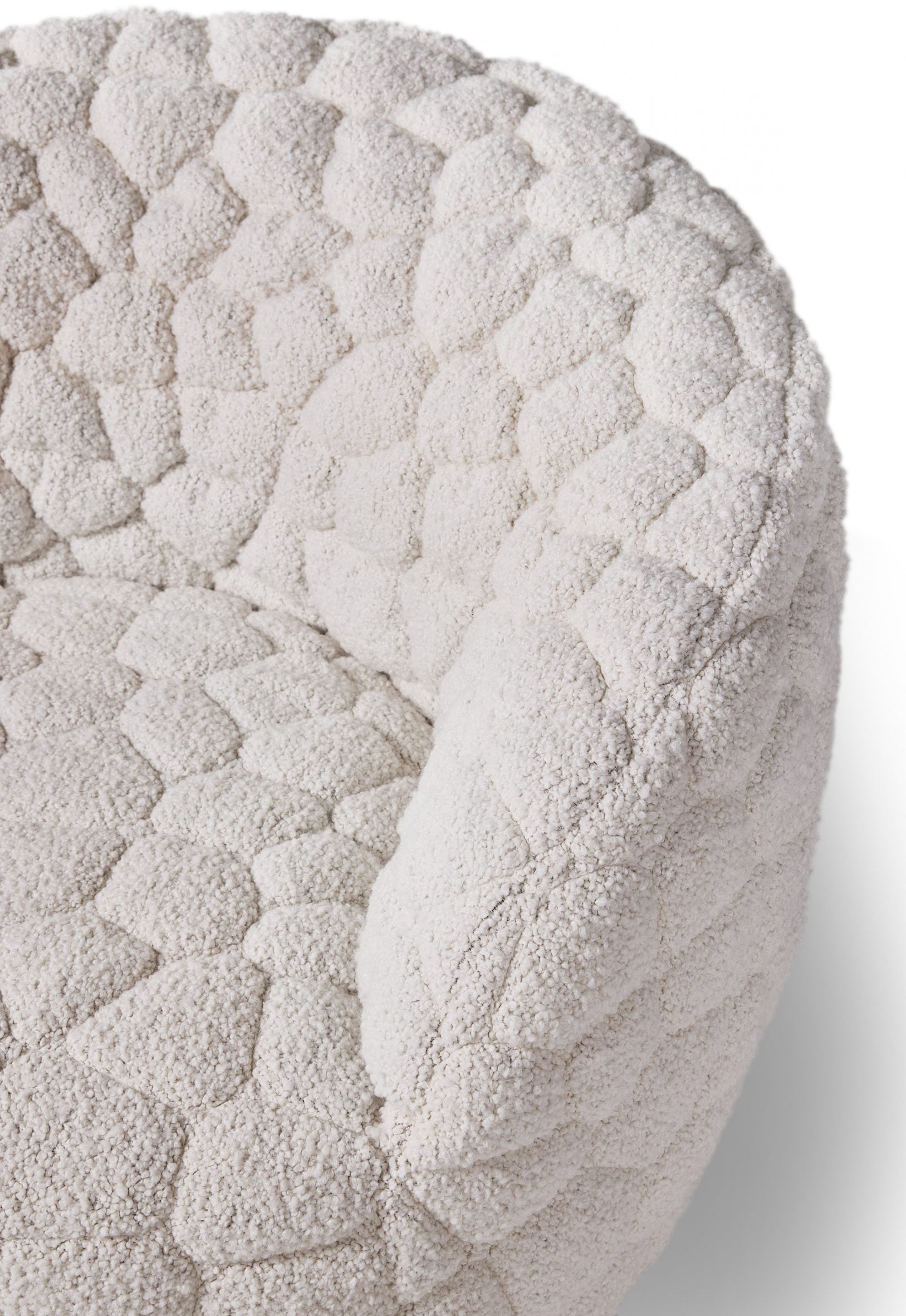 Cada funda está cosida con una técnica tridimensional de acolchado que busca sorprender con un juego de texturas, volúmenes y luz.