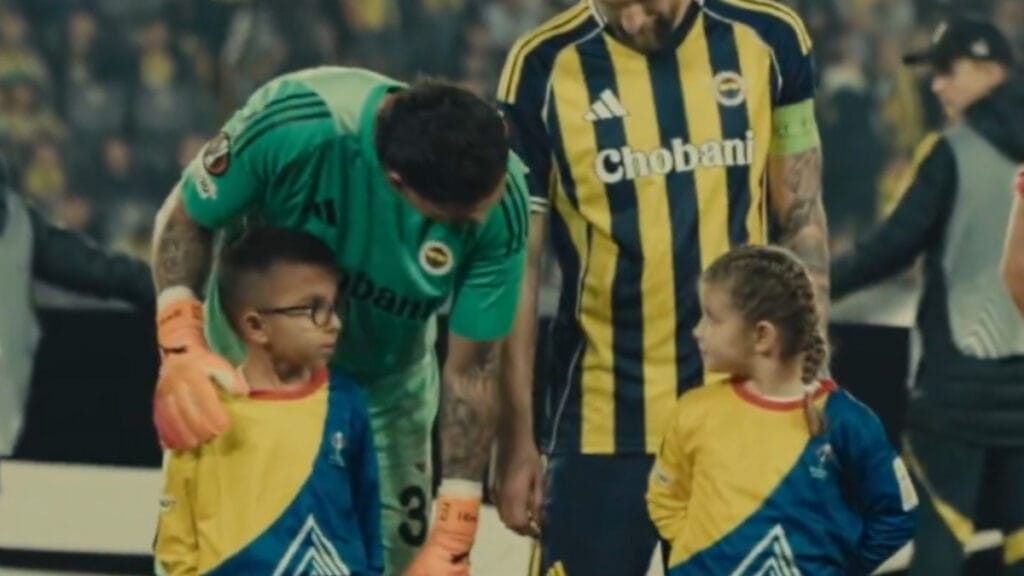 Ederson le dice te amo en lenguaje de signos a una niña sorda