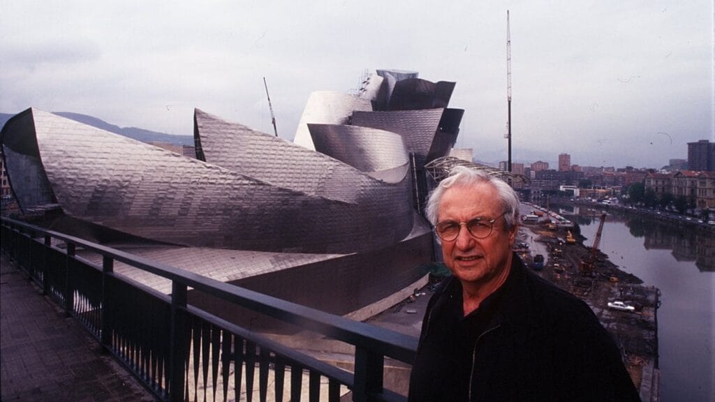 Frank Gehry, arquitecto, posando frente al Museo Guggenheim Bilbao, en abril de 1997.