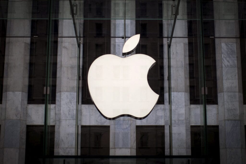 Apple anuncia la salida de cuatro altos ejecutivos en áreas clave como inteligencia artificial, diseño, asuntos legales y sostenibilidad (REUTERS/Mike Segar/File Photo)