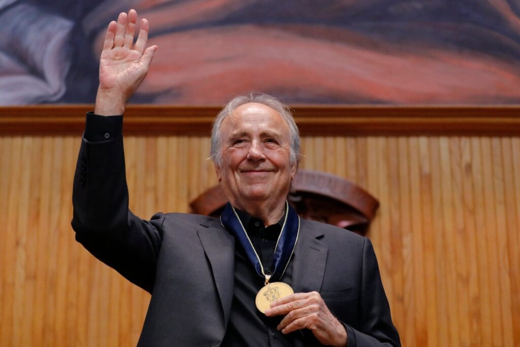 Serrat recibe un doctorado honoris causa que fortalece su “cadena de amor” por México