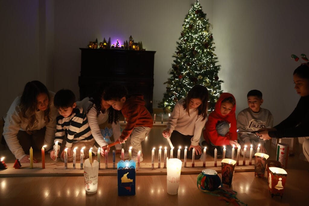 Las familias colombianas Ruiz Ortega, Bonilla Oliveros y Noreña Molina celebran el Día de las Velitas este 7 de diciembre en Madrid.