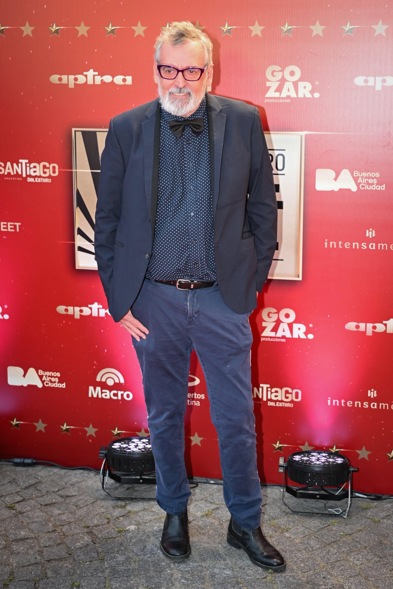 Benito Fernández eligió un blazer azul y moño para sumar un toque distintivo a la alfombra roja 