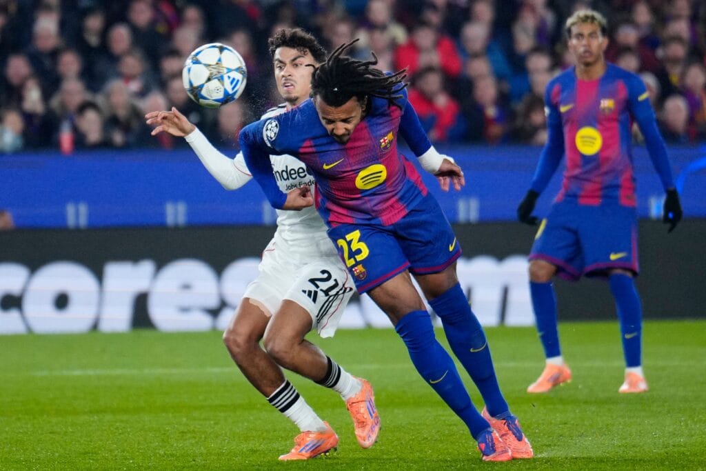 Un doblete de Koundé le da el triunfo al Barcelona ante el Eintracht (2-1)