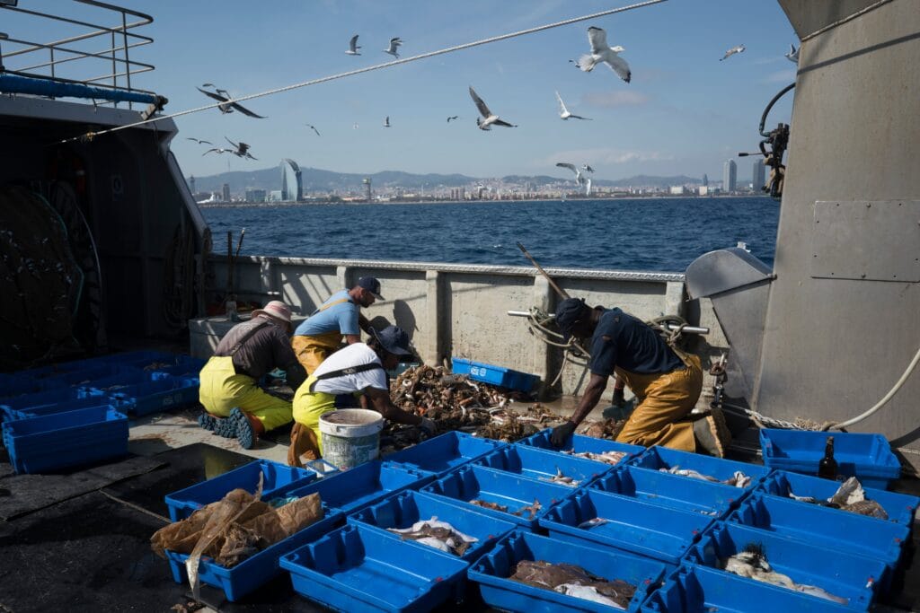 Un barco de pesca de arrastre frente a la costa de Barcelona.