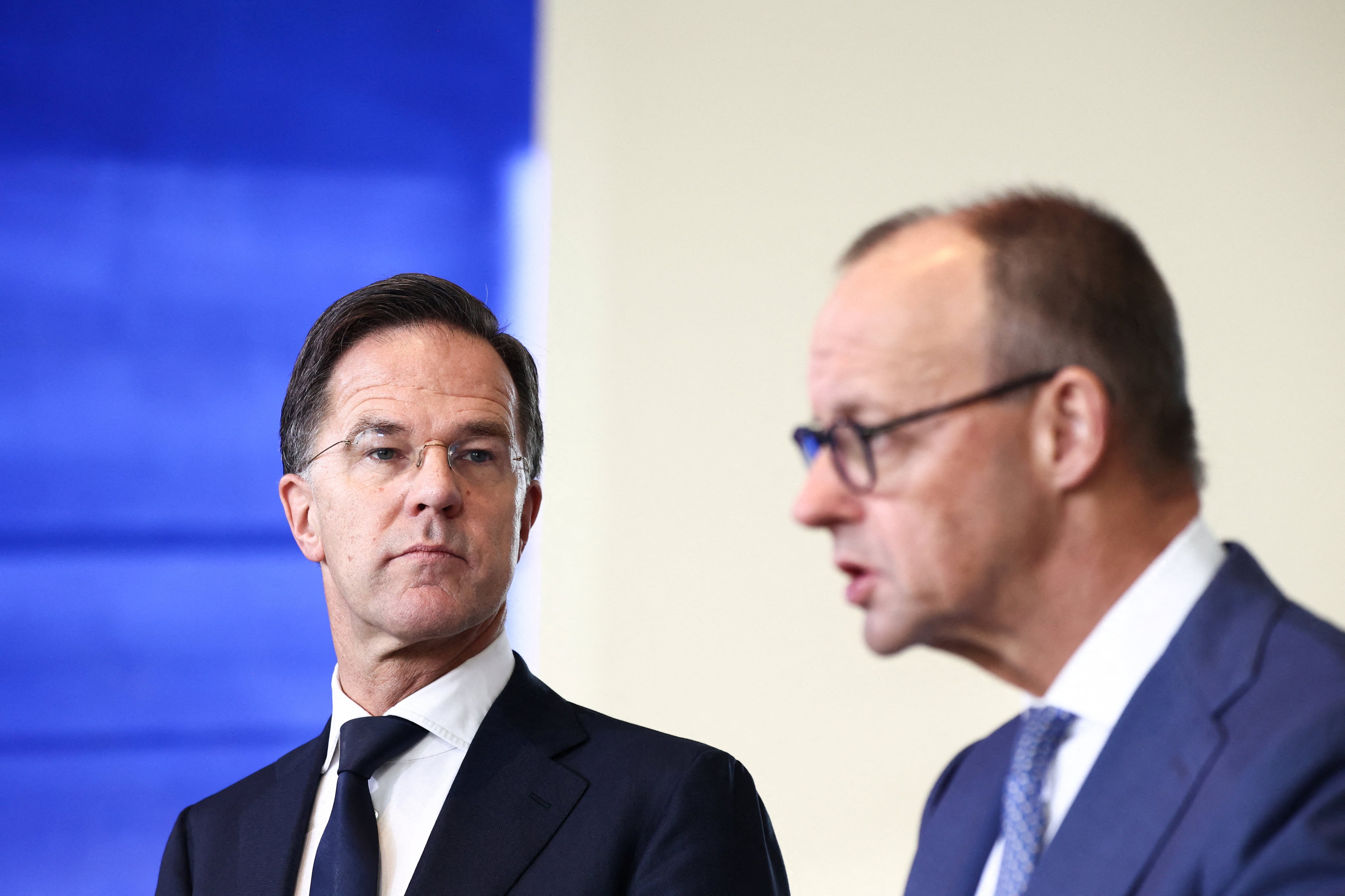 El canciller alemán, Friedrich Merz, y el secretario general de la OTAN, Mark Rutte, ofrecen una conferencia de prensa (REUTERS/Liesa Johannssen)