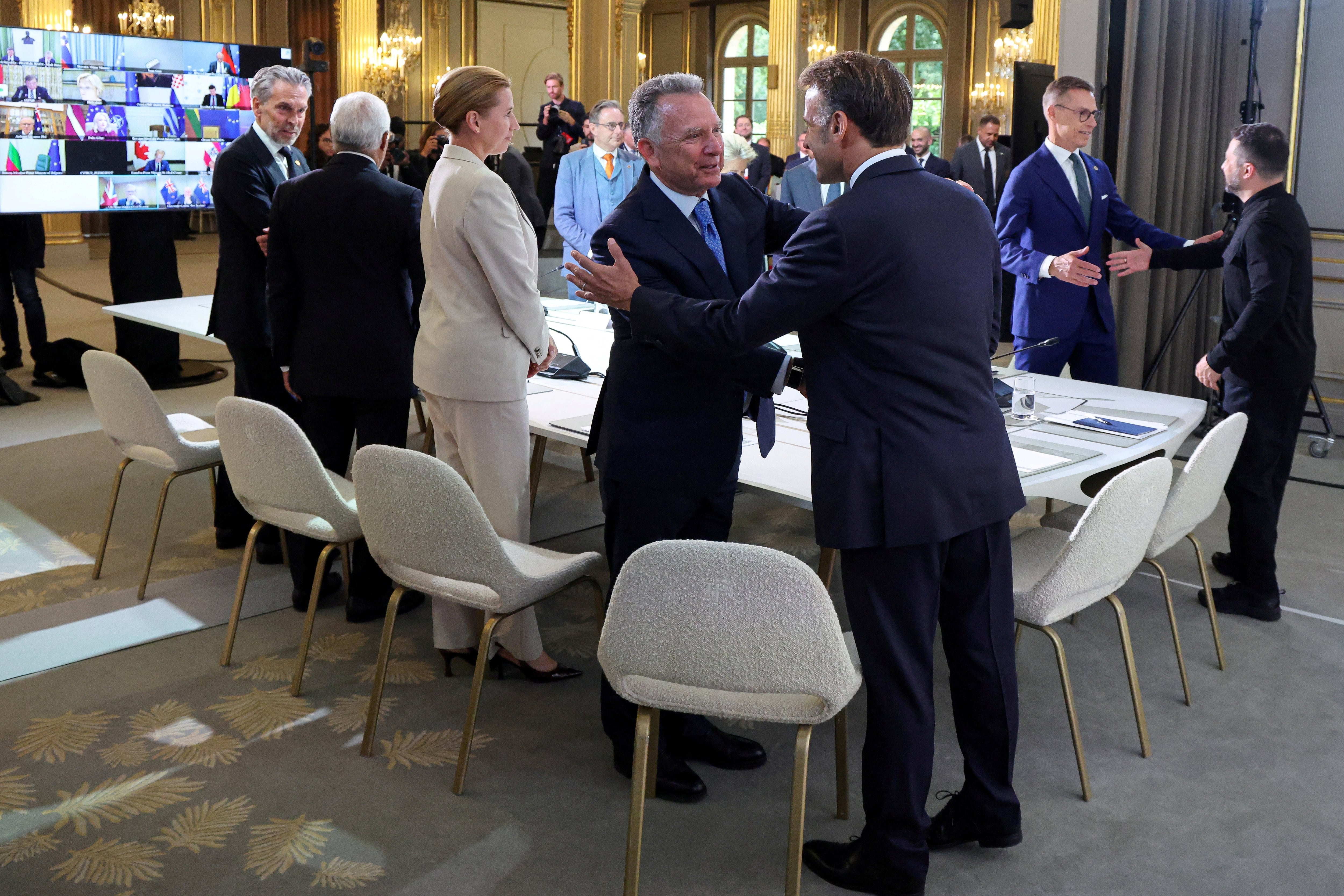 El enviado especial de la Casa Blanca de EEUU, Steve Witkoff, estrecha la mano del presidente francés, Emmanuel Macron, durante la Cumbre de la Coalición (Ludovic Marin/REUTERS)