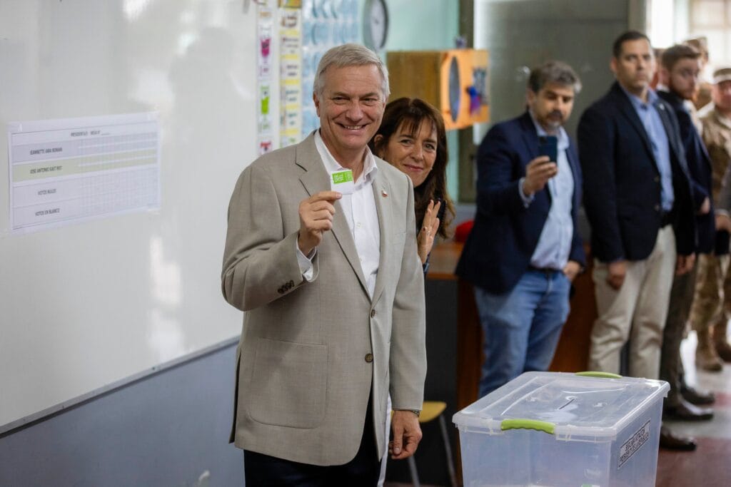 José Antonio Kast, emite su voto en el Colegio María Ana Mogas, en la comuna de Paine este domingo.