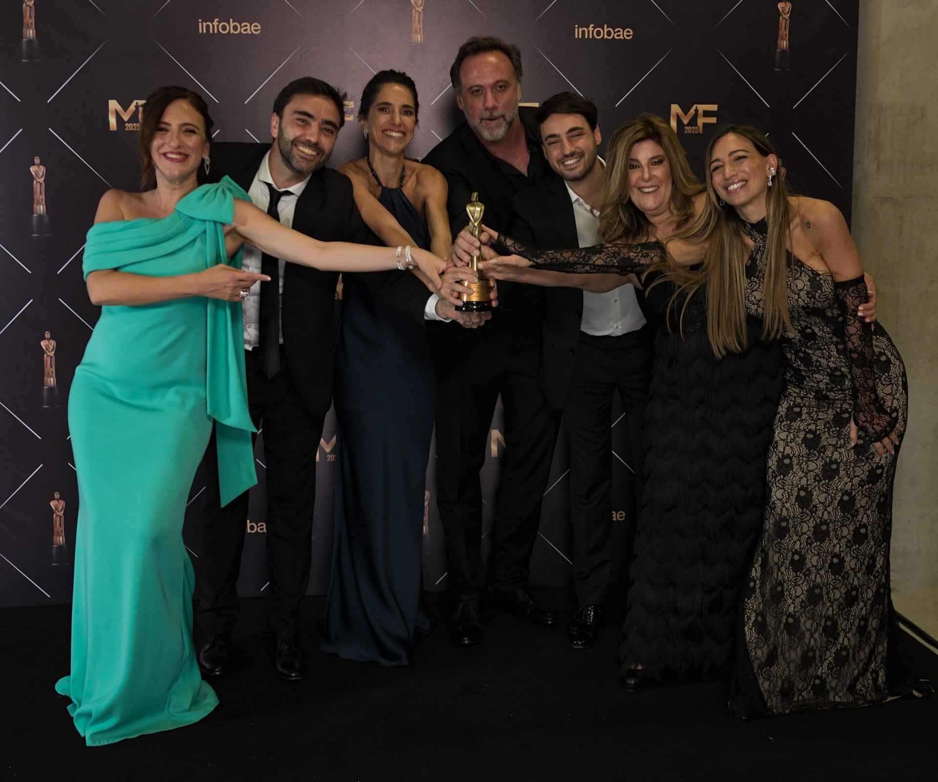 Carolina Amoroso, Ramón Indart, Maru Duffard, Gonzalo Sánchez, Mateo Hadad, Andrea Rodríguez y Camila Hadad tras alzarse con la estatuilla por Infobae en vivo (Jaime Olivos)