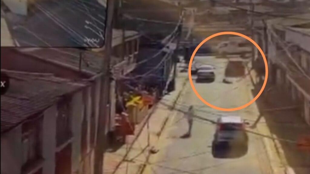 Vecinos auxiliaron a la mujer luego de que fuera impactada por un vehículo en la calle 13 de Chía. - crédito captura de video