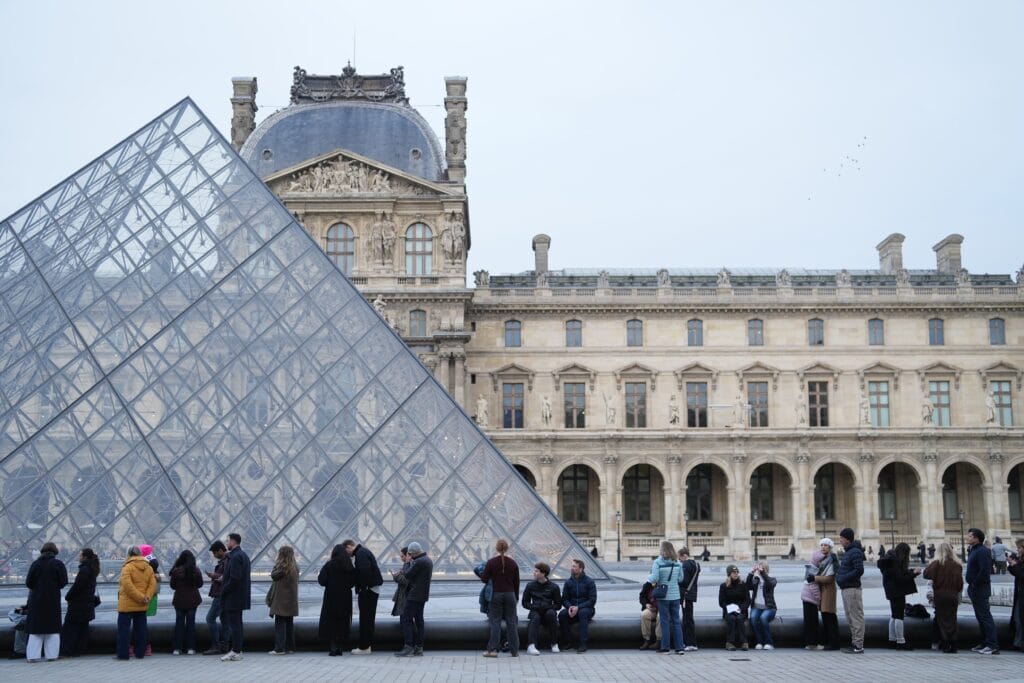 El Louvre vuelve a abrir con normalidad tras desconvocar la huelga los trabajadores