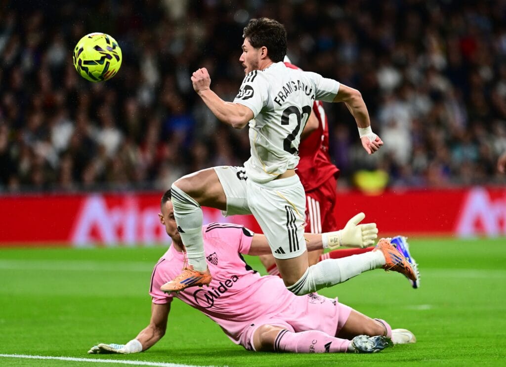 Real Madrid - Sevilla en directo | Courtois evita el empate sevillista en la segunda parte