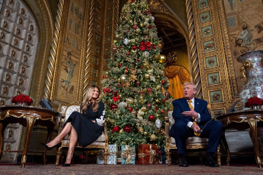El presidente Donald Trump, acompañado por la primera dama Melania Trump, habla durante una llamada de la Operación Seguimiento de Santa Claus del Comando de Defensa Aeroespacial de América del Norte (NORAD) en su club Mar-a-Lago, el miércoles 24 de diciembre de 2025, en Palm Beach, Florida. (Foto AP/Alex Brandon)