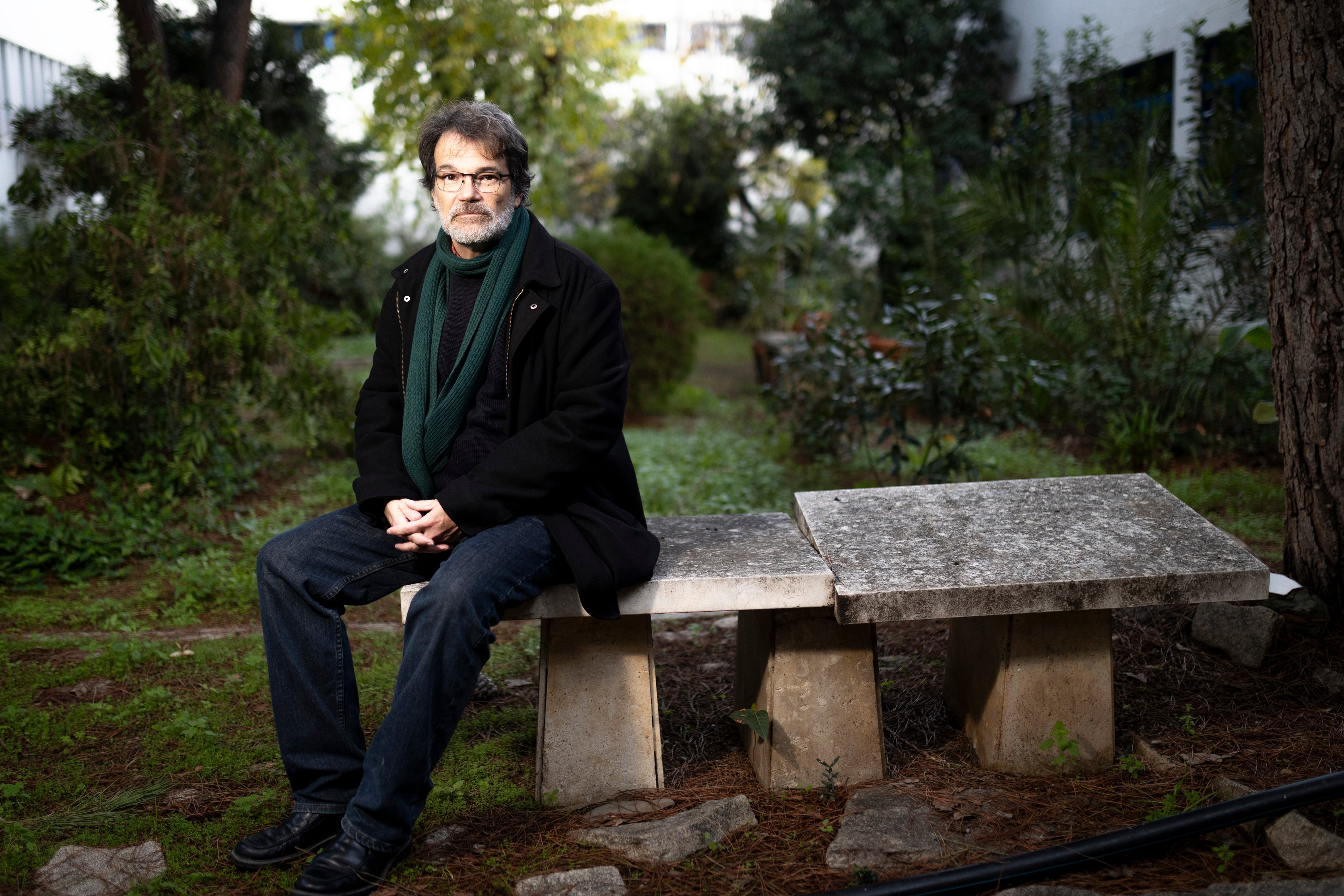 Víctor Bermúdez, en el patio del instituto Santa Eulalia de Mérida.
