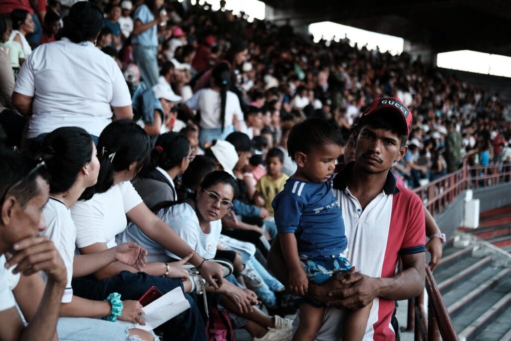 Personas desplazadas del Catatumbo en el estadio General Santander, en Cúcuta, el 19 de enero.