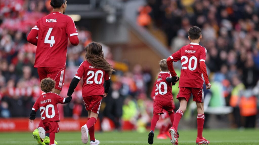 Lágrimas a flor de piel en Anfield y un momento para siempre: no podían faltar los hijos de Jota...