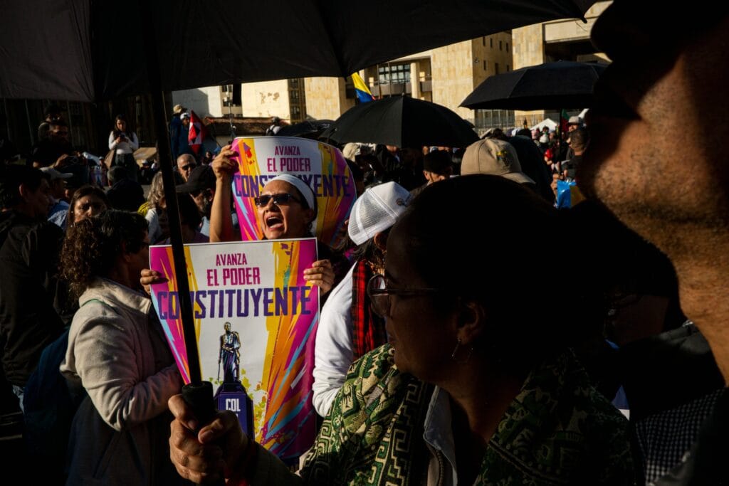 Simpatizantes de Gustavo Petro en la Plaza de Bolívar, en Bogotá, se manifiestan a favor de una Asamblea Constituyente, el 24 de octubre.