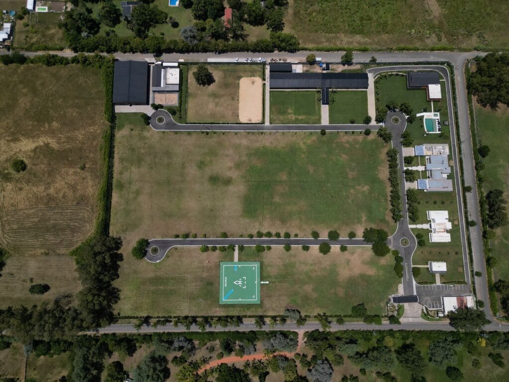 Vista aérea de la mansión de Pilar atribuida a dirigentes de la AFA y presuntamente comprada mediante testaferros. Foto: Gaston Taylor