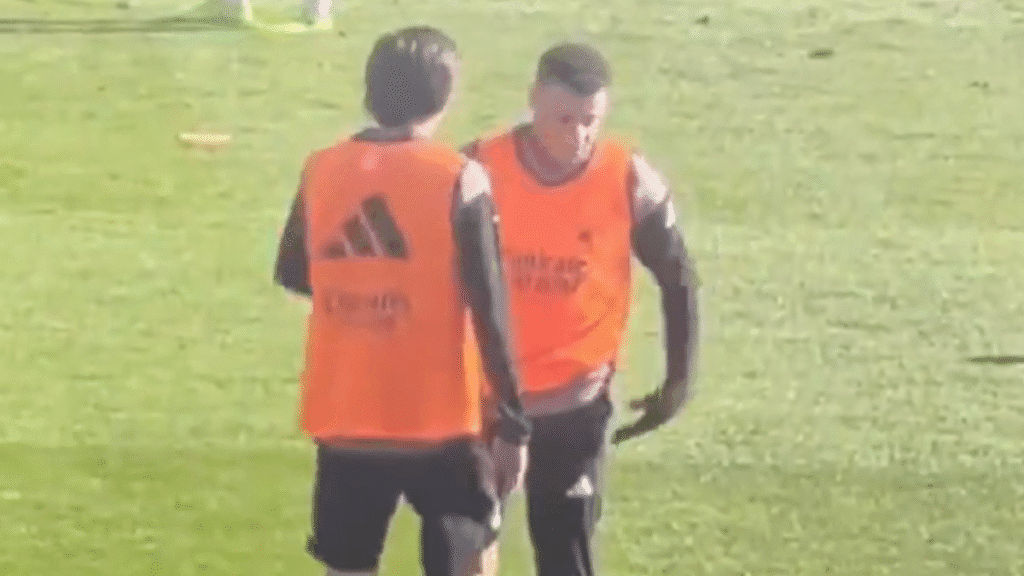 Algo no iba bien: el gesto de Mbappé a Carreras tras tener que parar en el entrenamiento a puerta abierta