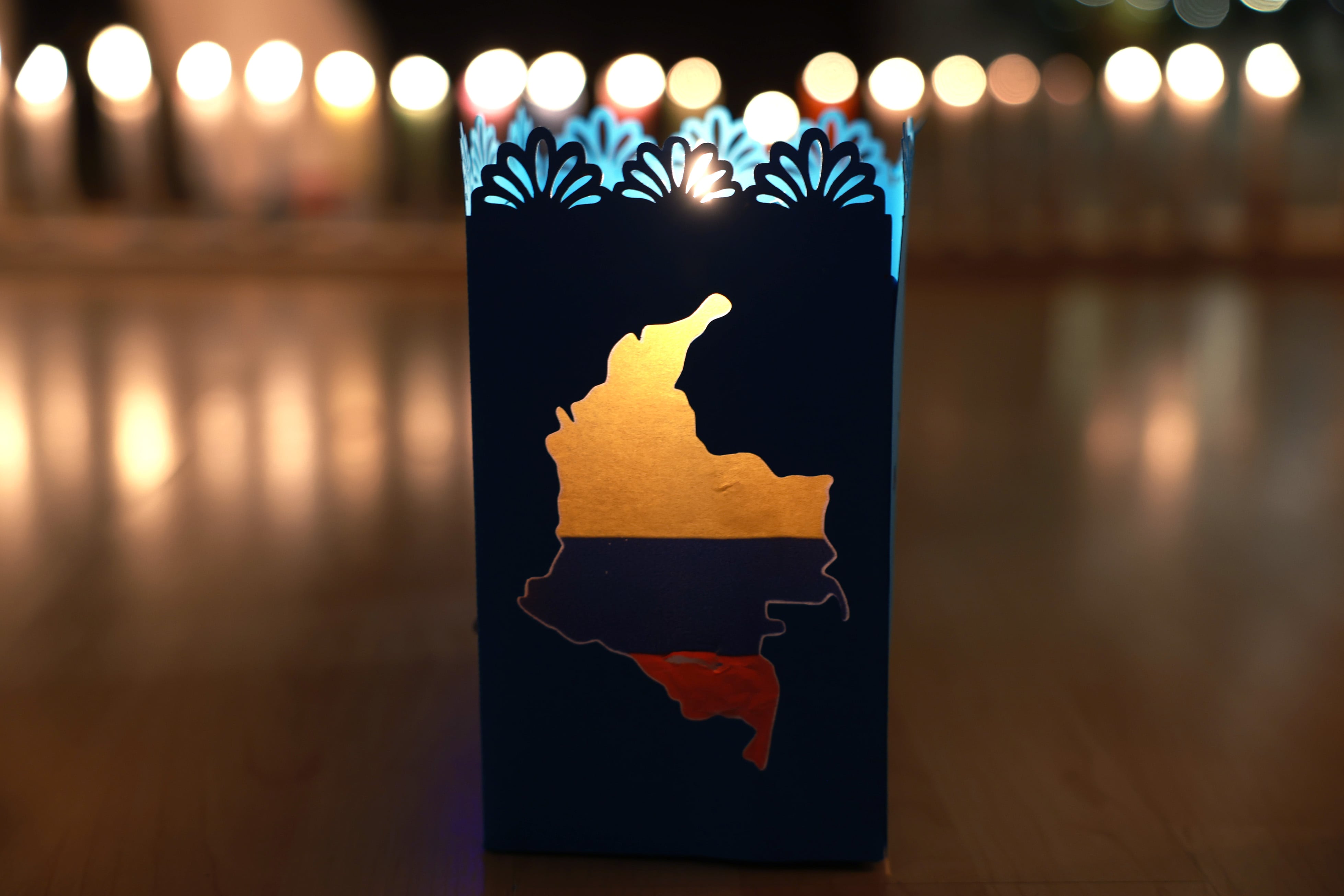Un farol de cartulina, iluminado por una vela en su interior, luce el mapa de Colombia durante la Noche de las Velitas este 7 de diciembre.