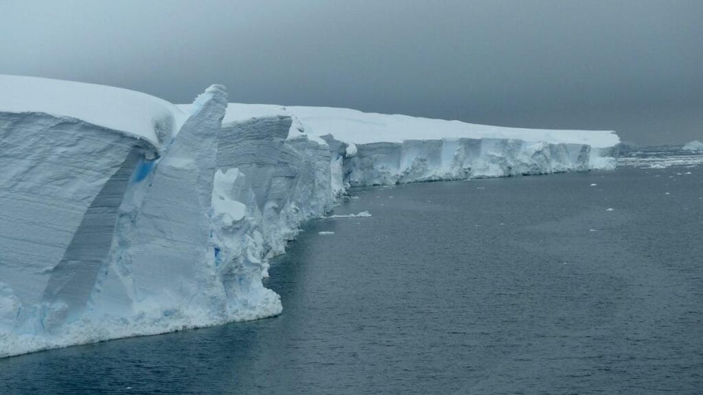 El “glaciar del Juicio Final” se fractura y acelera su retirada, elevando el riesgo marítimo