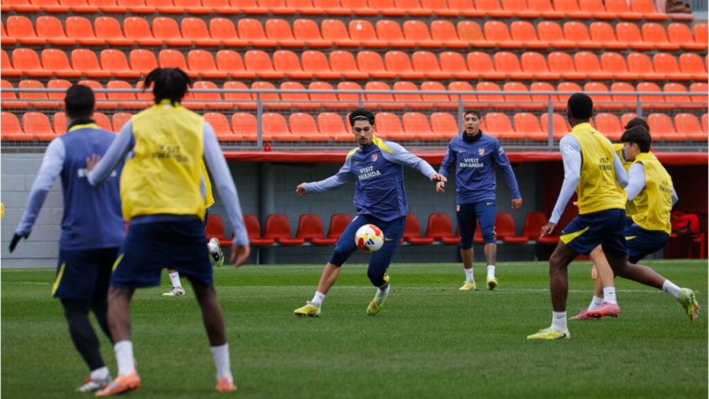 El Atlético estrena 2026 con Barrios ausente en la primera sesión