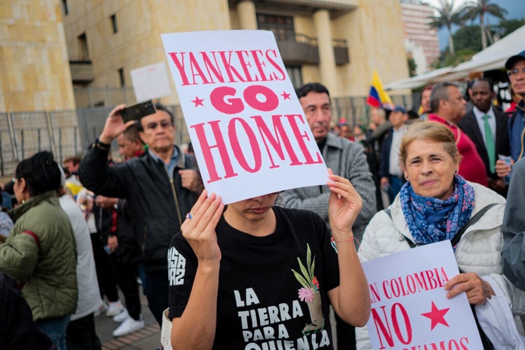 Una persona sostiene un letrero a favor de la soberanía nacional en la Plaza de Bolívar, este miércoles.