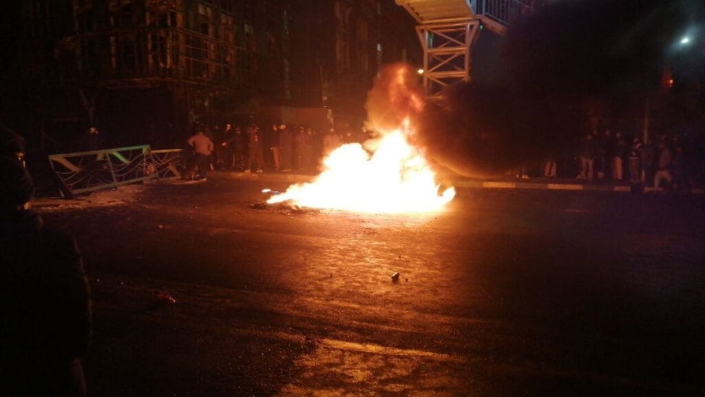 Las protestas en Irán desafían al régimen pese a la dura represión