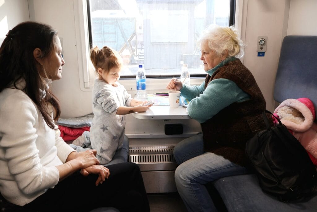 Svitlana Melnikova junto a su hija y madre, el 12 de enero en un tren de emergencias de Brovarí, Ucrania.