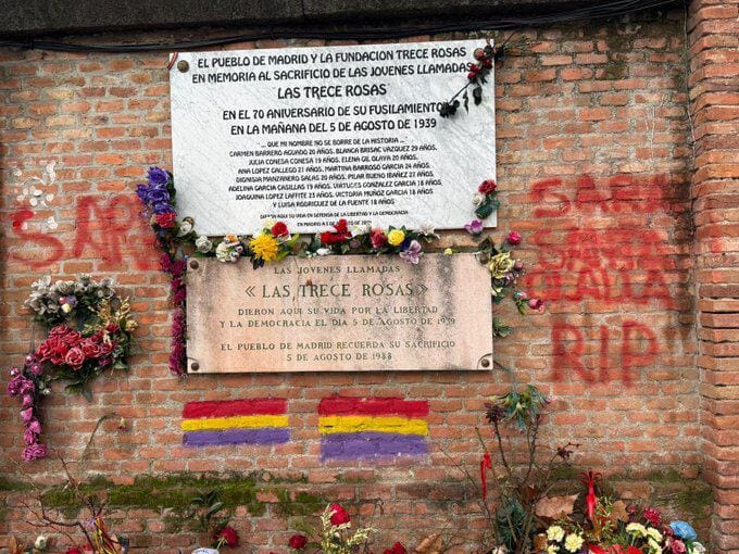 La tertuliana Sarah Santaolalla denuncia amenazas de muerte contra ella en el muro de homenaje a las Trece Rosas