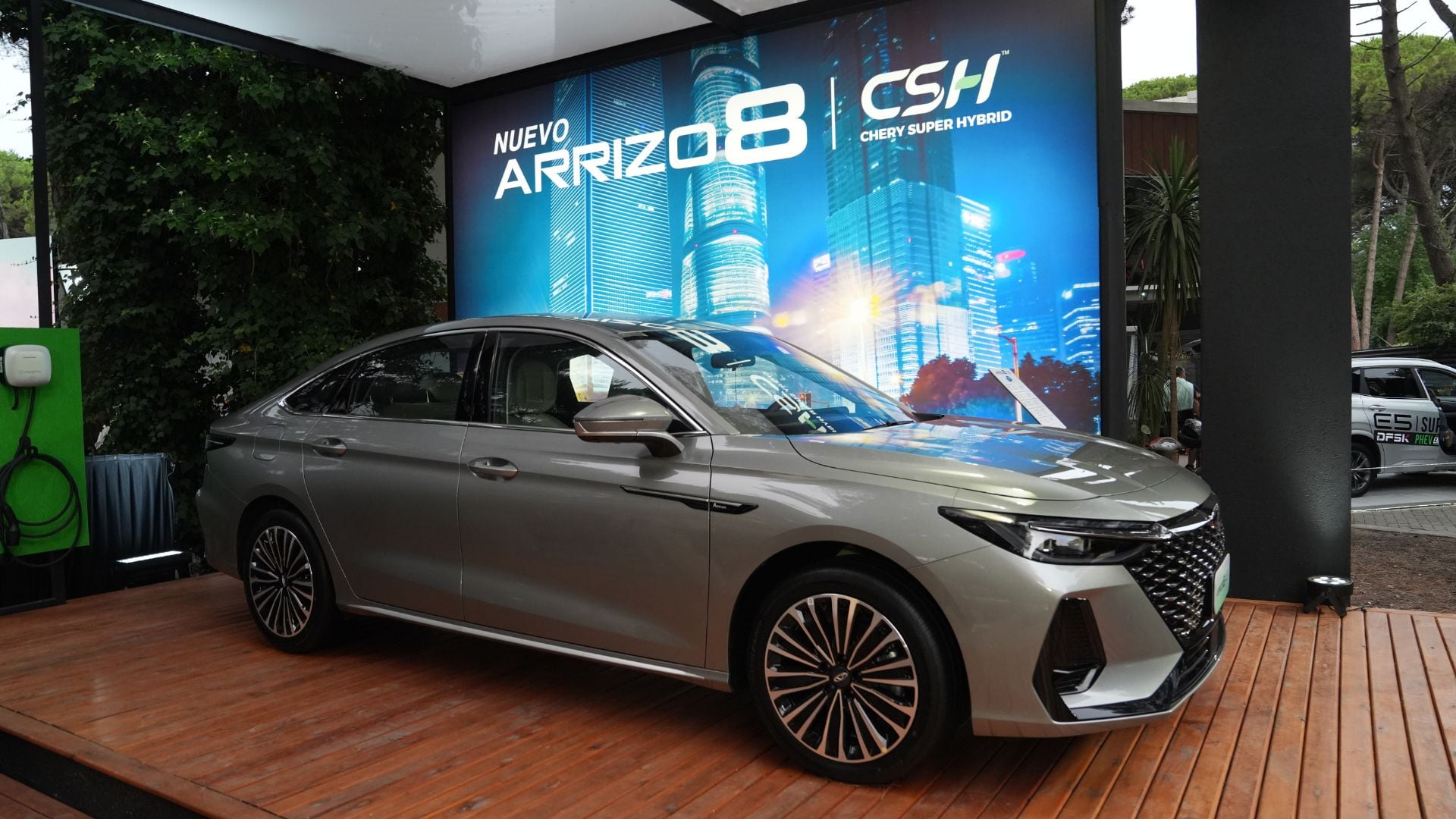 El ARRIZO 8 PHEV de Chery incorpora tecnología híbrida enchufable y diseño moderno en la oferta de sedanes en la Argentina. (Jaime Romano) 