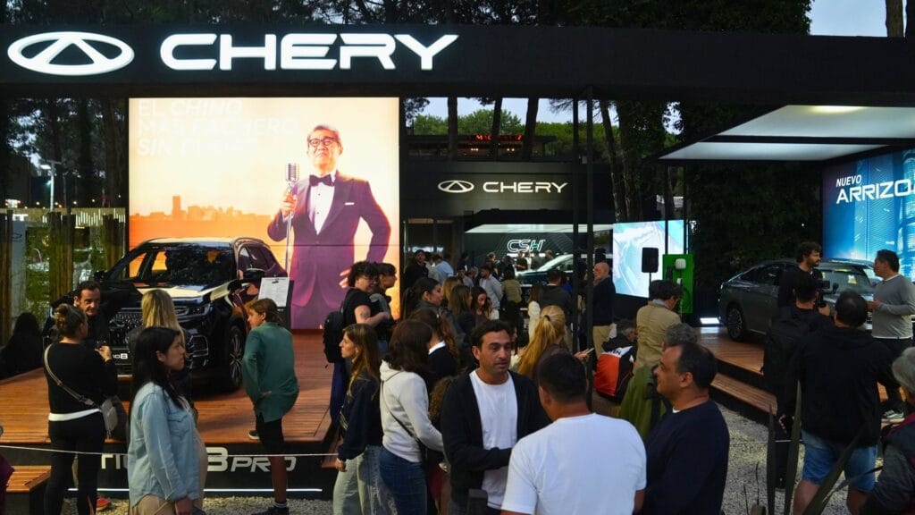 El espacio de Chery en Cariló ofrece información sobre innovación automotriz y eficiencia energética (Jaime Romano)