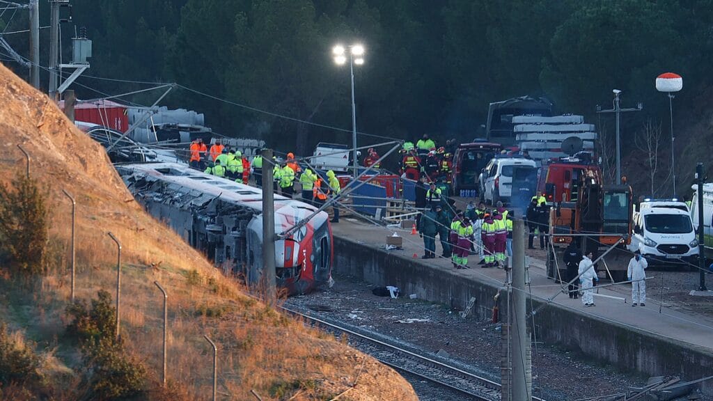 Trabajos de rescate en el lugar del accidente de Adamuz (Córdoba), este martes.