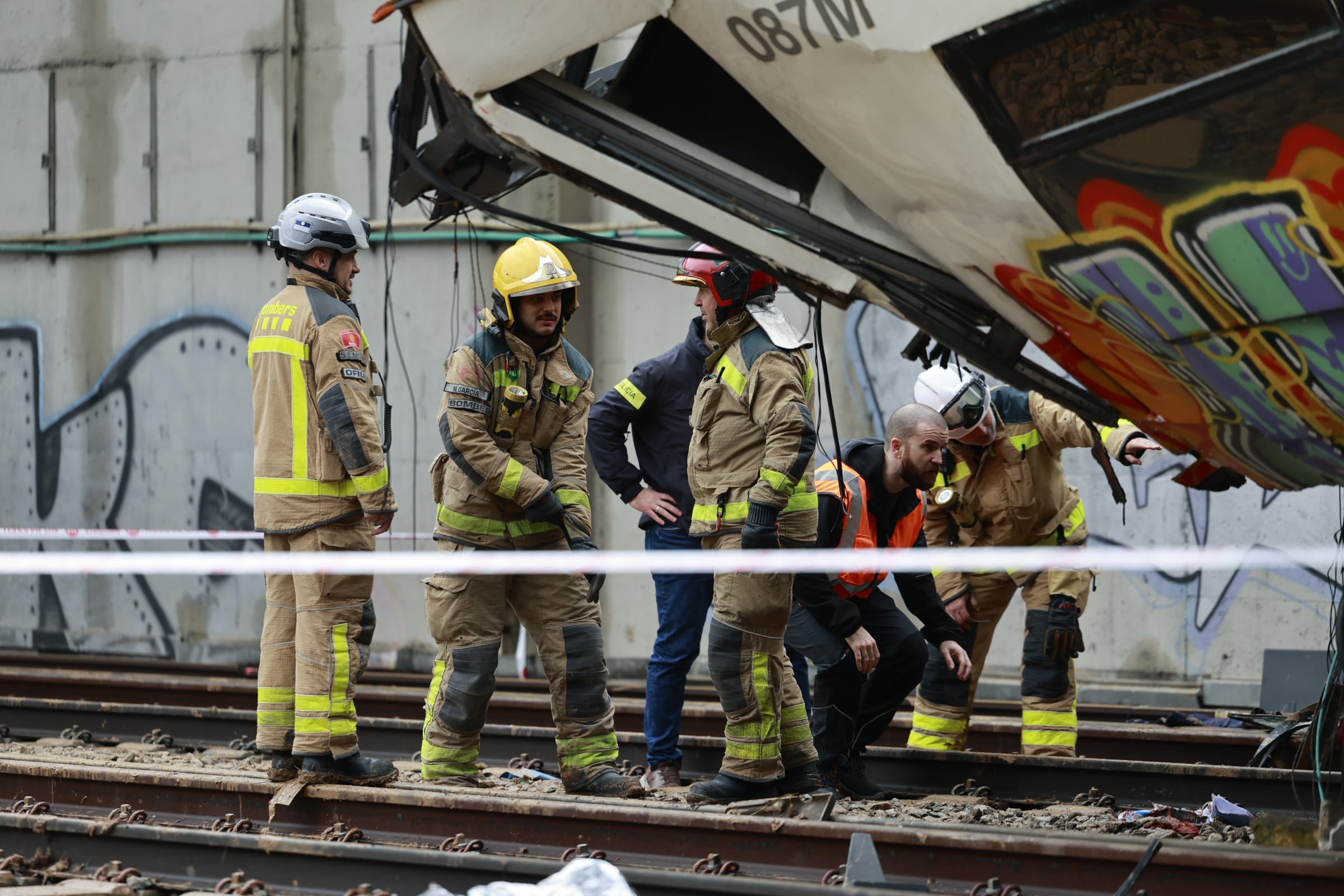 Bomberos de Cataluña examinan el tren de Rodalies.