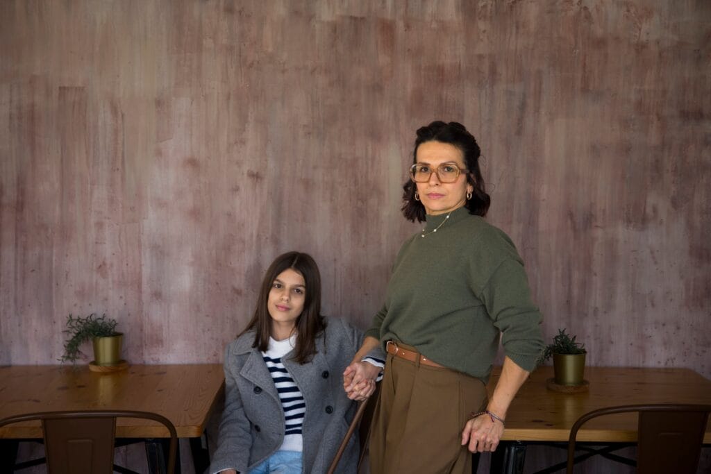 Isabella junto a su madre, Sonia Bennedito.