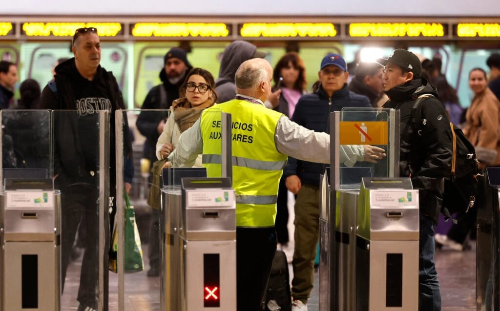 Pasajeros este lunes en la estación de Sants de Barcelona.