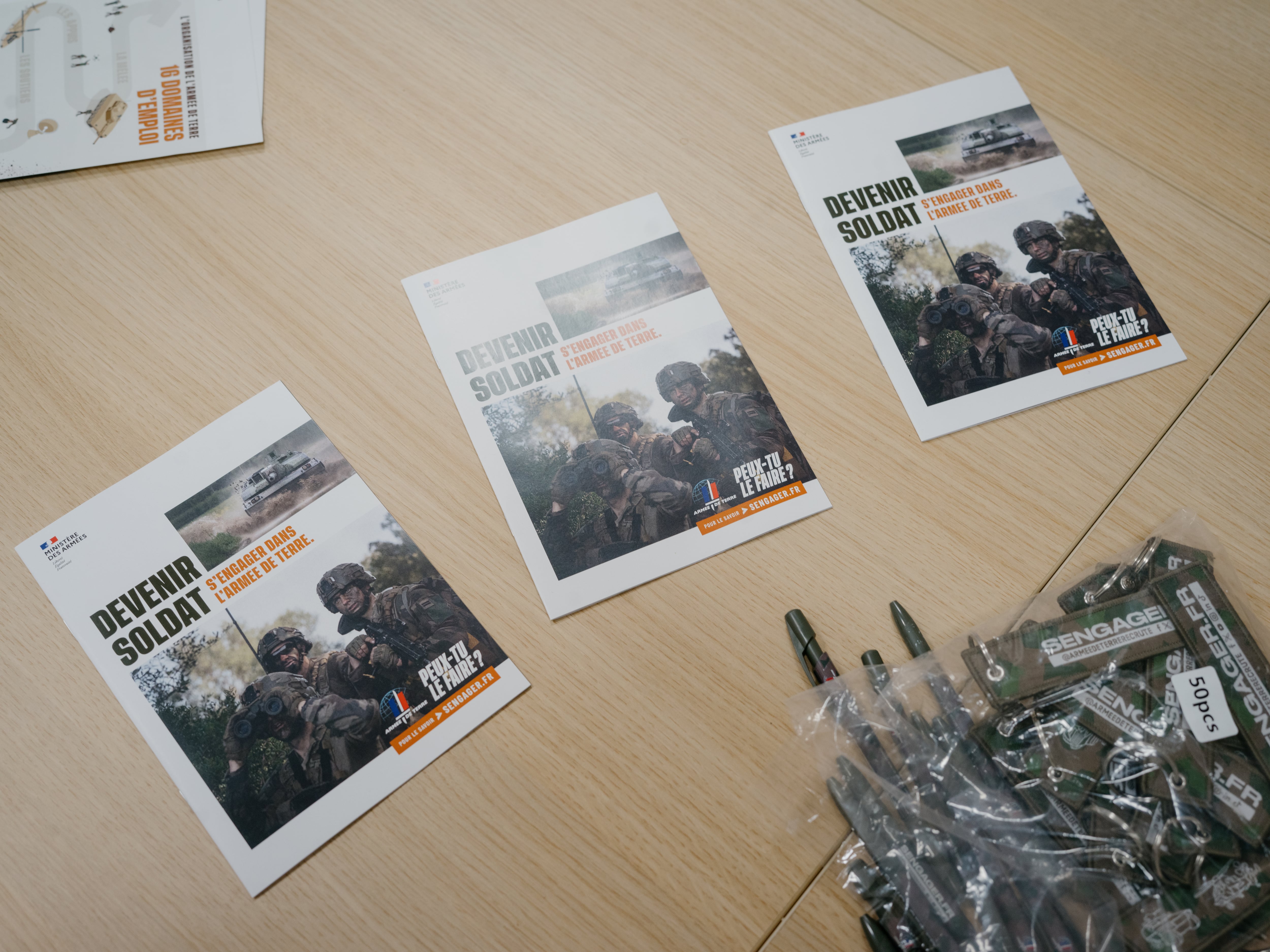 Merchandising para animar a los jóvenes a alistarse en el ejército en la oficina central del ejército en París.