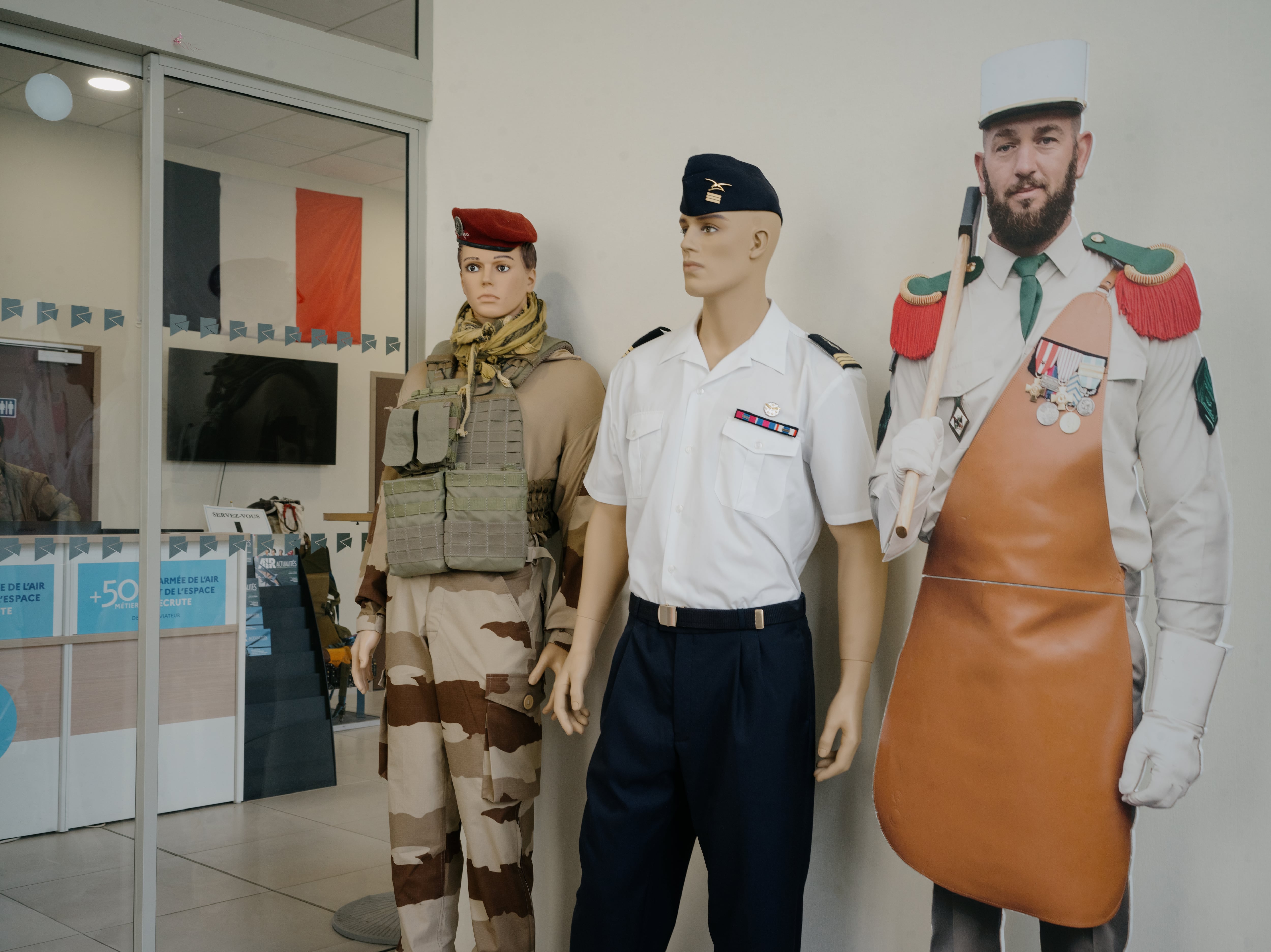La entrada a la  oficina central de reclutamiento del ejercito en Paris. 