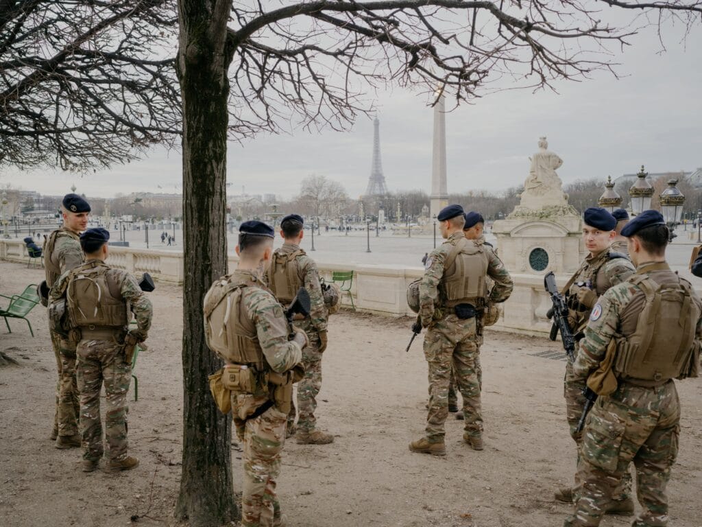 Un grupo de militares patrullan en el Jardin des Tuileries, en el centro de París, el 14 de enero.