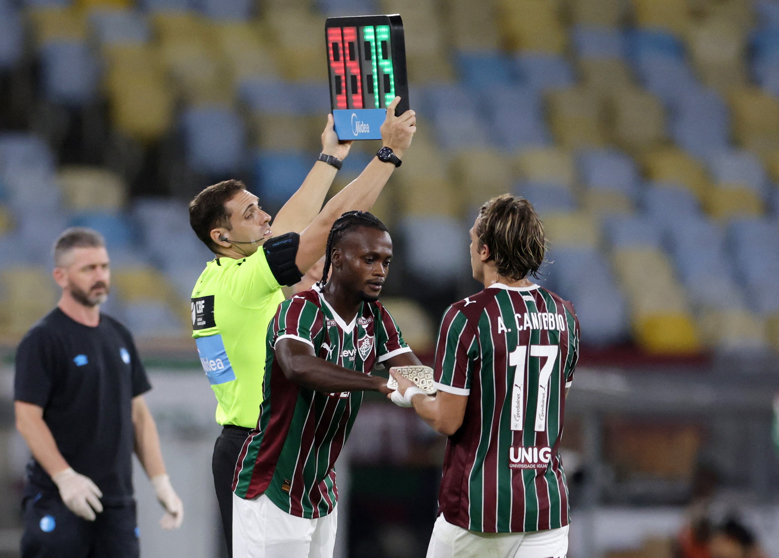 El mometo cuando Santiago Moreno reemplaza al uruguayo Agustin Canobbio en la victoria del Fluminense por 2-1 ante Gremio - crédito Ricardo Moraes / REUTERS