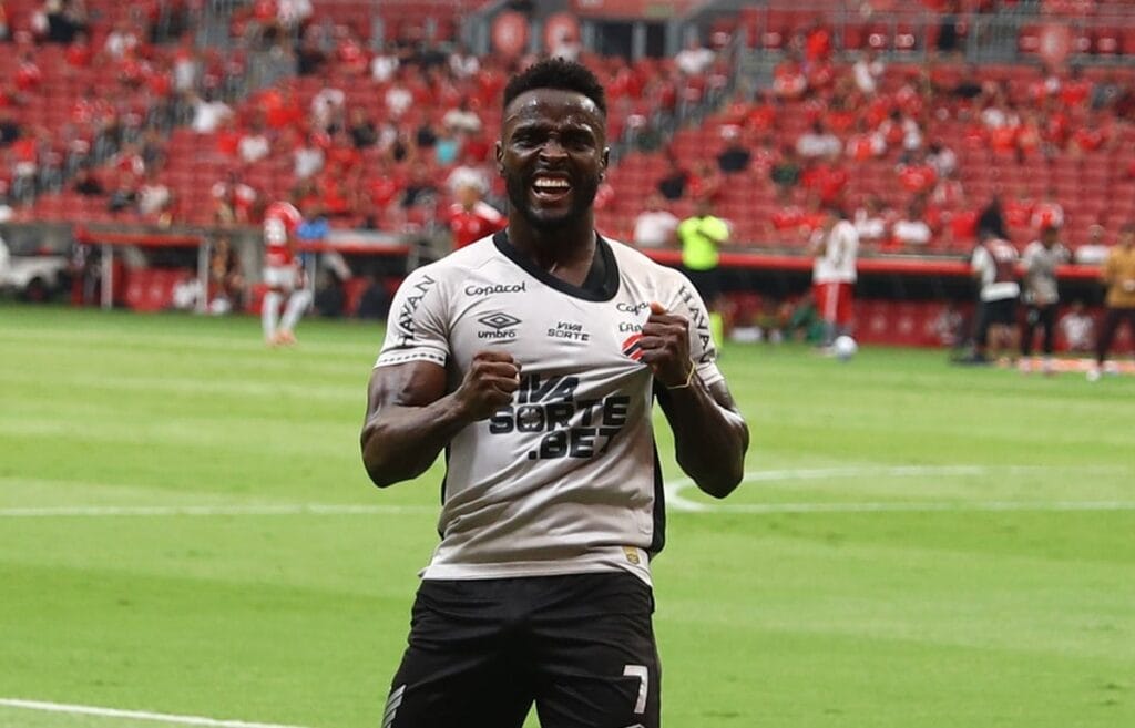 El colombiano se estrenó en la temporada 2026 con anotación en el estadio Beira-Río - crédito @AthleticoPR / X